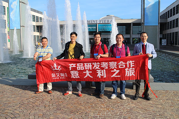 永利中国瓷砖品牌董事长（中）带队欧州考察