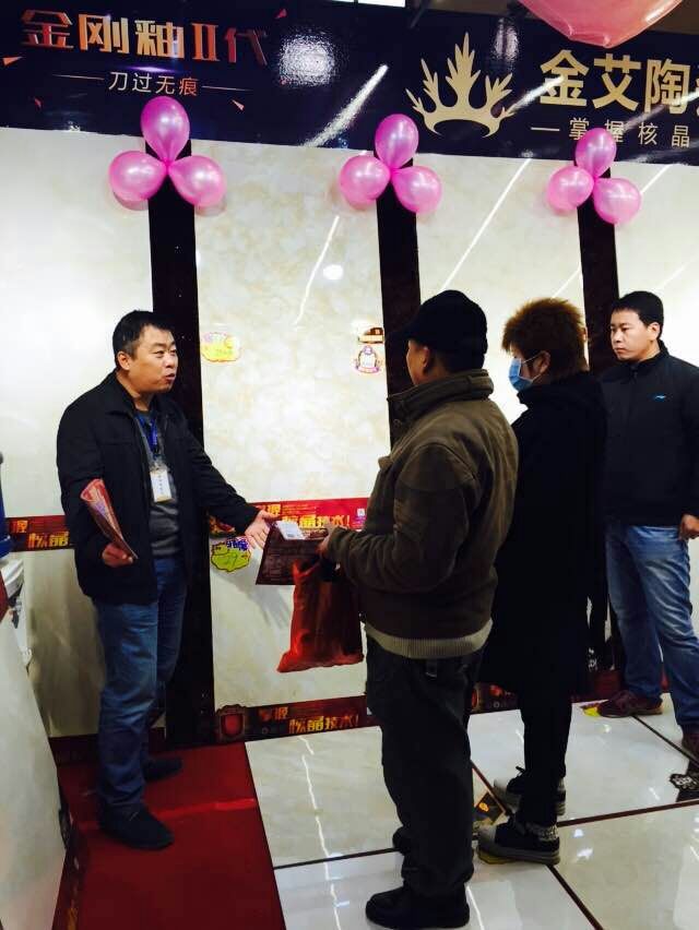 永利中国瓷砖事情职员向主顾先容产品