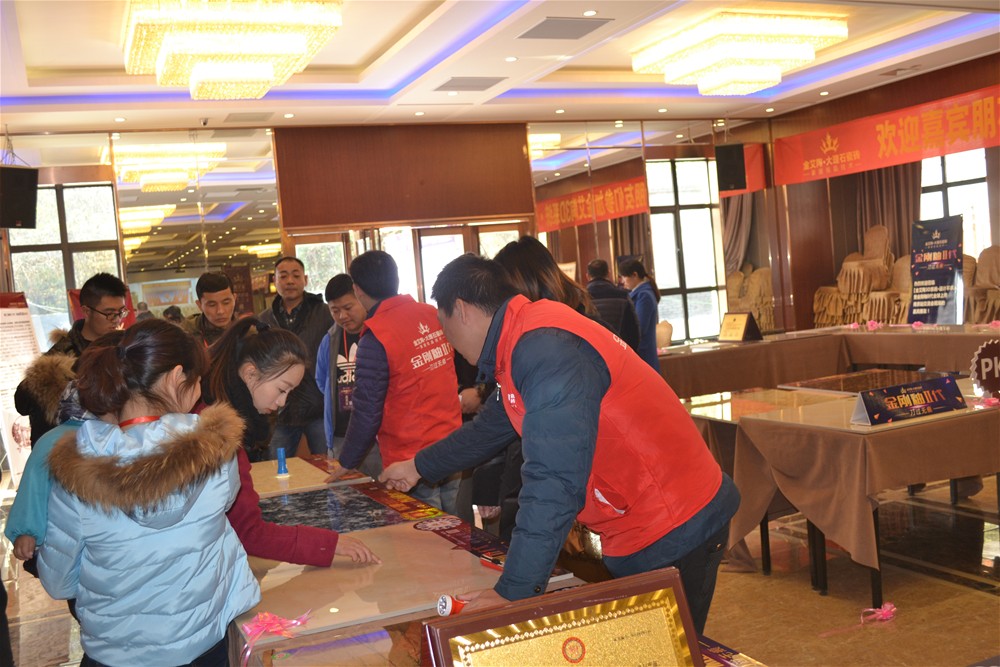 永利中国瓷砖事情职员为瓷砖代理商朋侪详细先容金刚釉II代产品