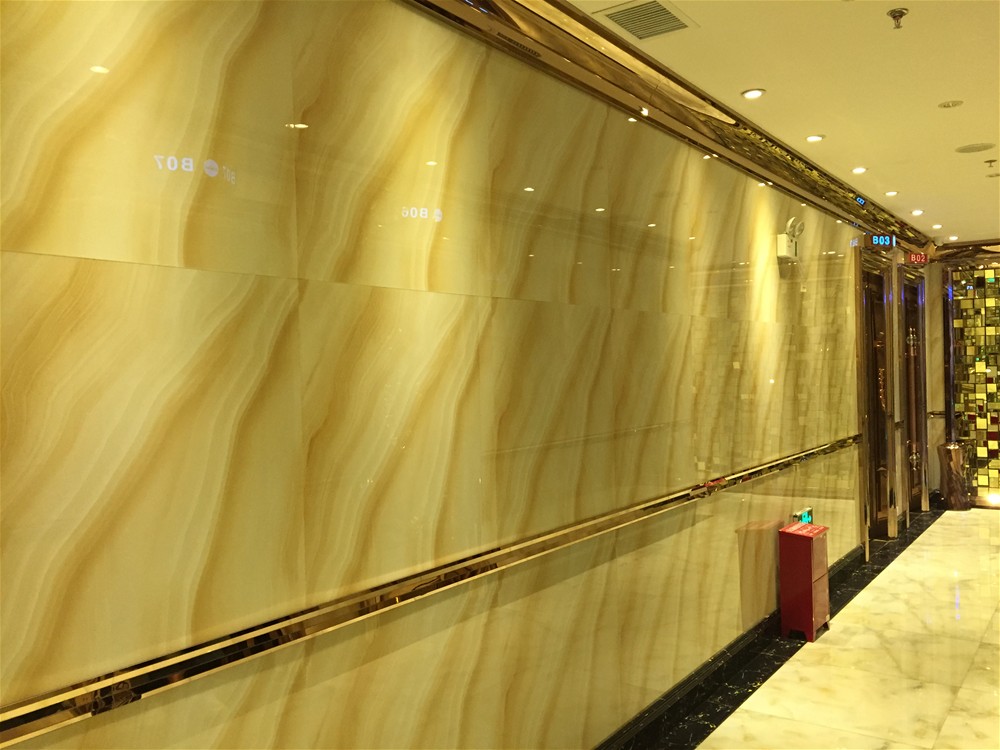 墙面接纳永利中国微晶石印度—流沙金KWD58045铺贴