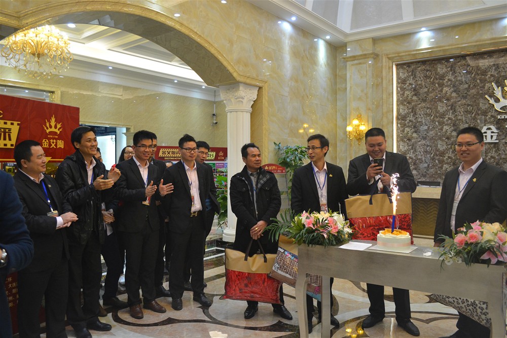 全体永利中国人齐聚一堂为寿星庆生