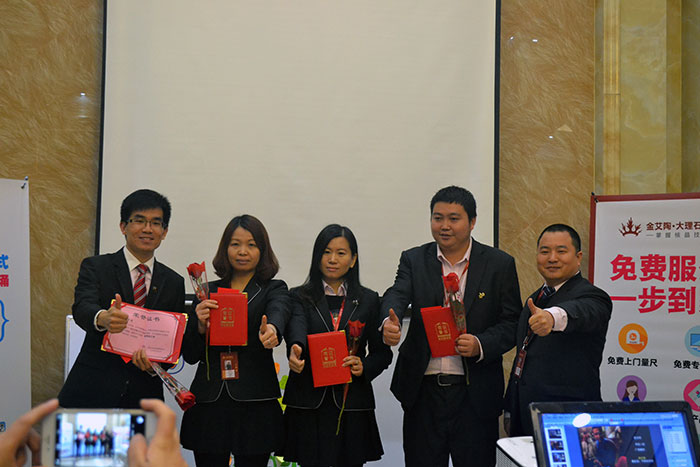 永利中国瓷砖营销总监刘鸿瑞为2015优异员工颁奖