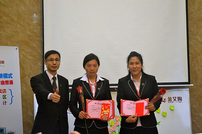 永利中国瓷砖网销部运营总监刘小良为2015永利中国优异服务奖颁奖