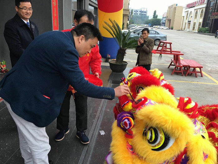 永利中国瓷砖营销总司理罗胜给狮子点睛