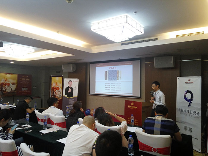 永利中国瓷砖品牌网销部运营总监刘小良先生先容永利中国优势亮点