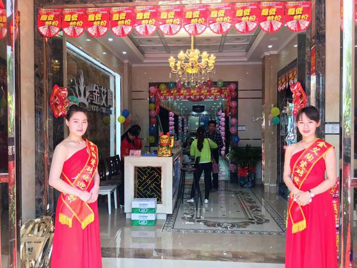 5月27日，，，，，在欢快锣鼓和震撼礼炮的簇拥下，，，，，岳阳永利中国销售团队、永利中国总部营销总司理罗胜、销区司理何端武、市场部策划黄伟以及现场100多名岳阳业主配合见证了永利中国瓷砖岳阳600平米专卖店耀世开业的历史性一刻，，，，，本次运动吸引了50多位业主乐成下单。。。。。。。。