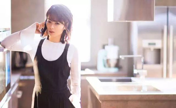 生涯中一个主要的场景，，，，，，，，即是在家的时光。。。。。一个家最好的状态，，，，，，，，莫过于在家里做什么都怡然自得，，，，，，，，纯粹的享受恬静的生涯，，，，，，，，那即是适合。。。。。