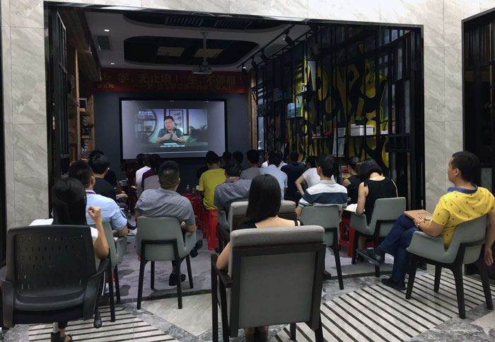 2017年7月1日，，，，，，陶瓷一线品牌永利中国瓷砖管理层、销售精英齐聚总部O2O体验区举行“学，，，，，，无止境！生，，，，，，一直息”学习分享会。。。。。。此次分享会中，，，，，，与会职员就学习《要害对话》举行交流与分享，，，，，，佛山樊登念书会还派遣了两位事情职员跟我们分享学习心得。。。。。。