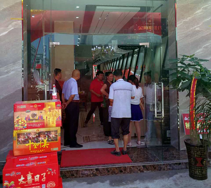 2017年7月12日，，，，，，安徽叶集金寨彩旗飘扬，，，，，，锣鼓齐响、人声鼎沸。。。。。来自金寨数百名业主齐聚运动现场，，，，，，配合见证陶瓷一线品牌永利中国瓷砖叶集店的盛大开业。。。。。