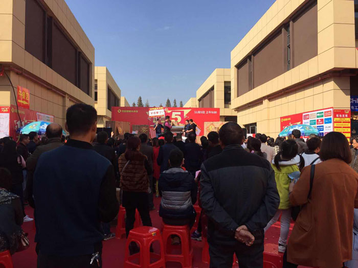 2017年11月5日，，，，，，百盟色泽建材大市场邀约30家品牌商家团结举行了本次的家居建材团购会，，，，，，加入运动的消耗者将现场的气氛一直推向热潮，，，，，，永利中国瓷砖品牌展位无论人气、销售都取得空前乐成，，，，，，彰显品牌大气风范。。。。。