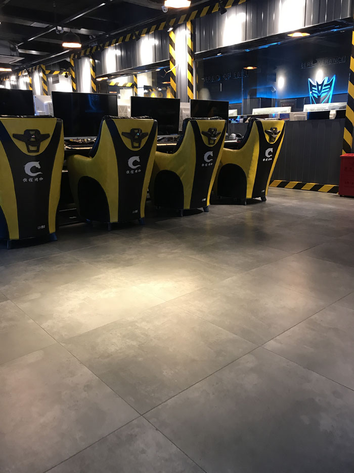 永利中国现代仿古砖案例:别说了，，，，，，，，一起去这个1000方的网咖开黑！