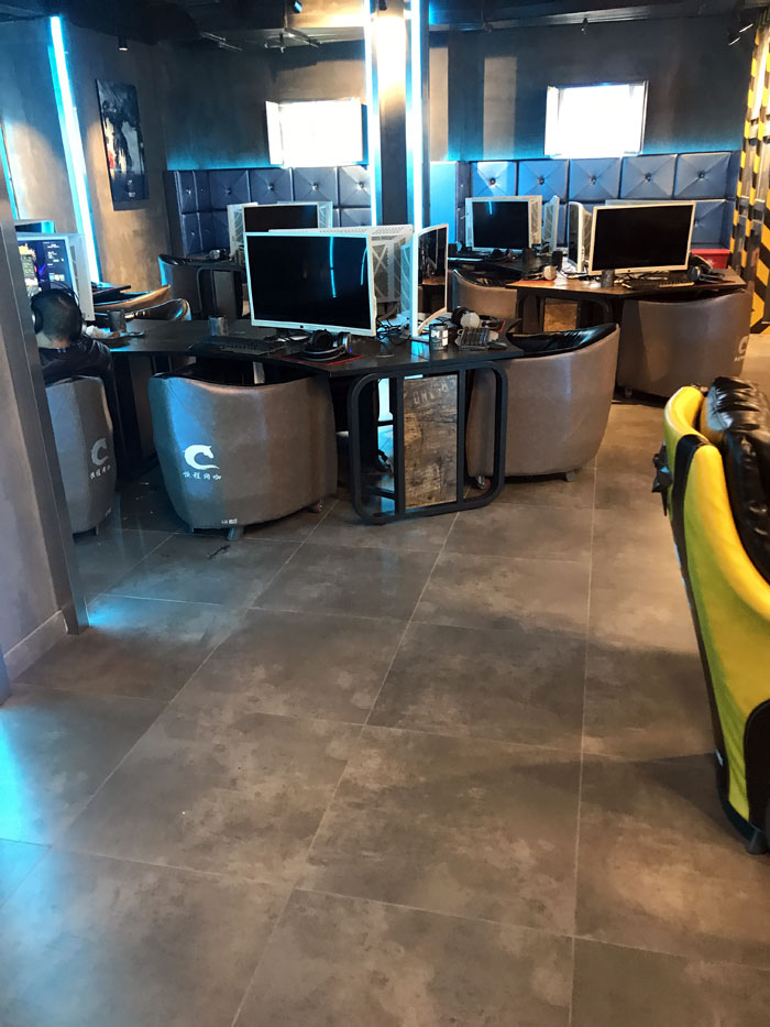 永利中国现代仿古砖案例:别说了，，，，，，，，一起去这个1000方的网咖开黑！