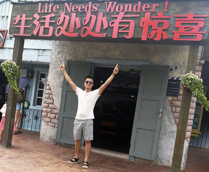 身为年轻一代的90后，，，，，，但他看起来却比同龄人多了那份沉稳，，，，，，他就是本次专访的新闻人物——湖南岳阳总代理秦志雄。。。。。。。