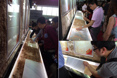 现场客商仔细观摩永利中国首创微晶瓷片